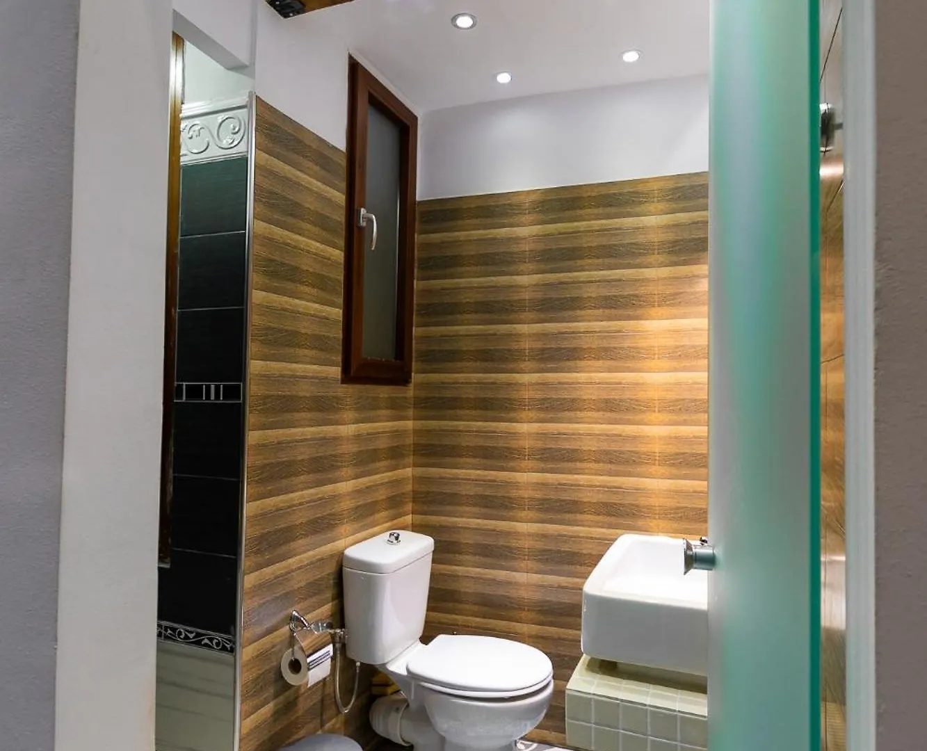 Modern Condo In Thessaloniki 0*,